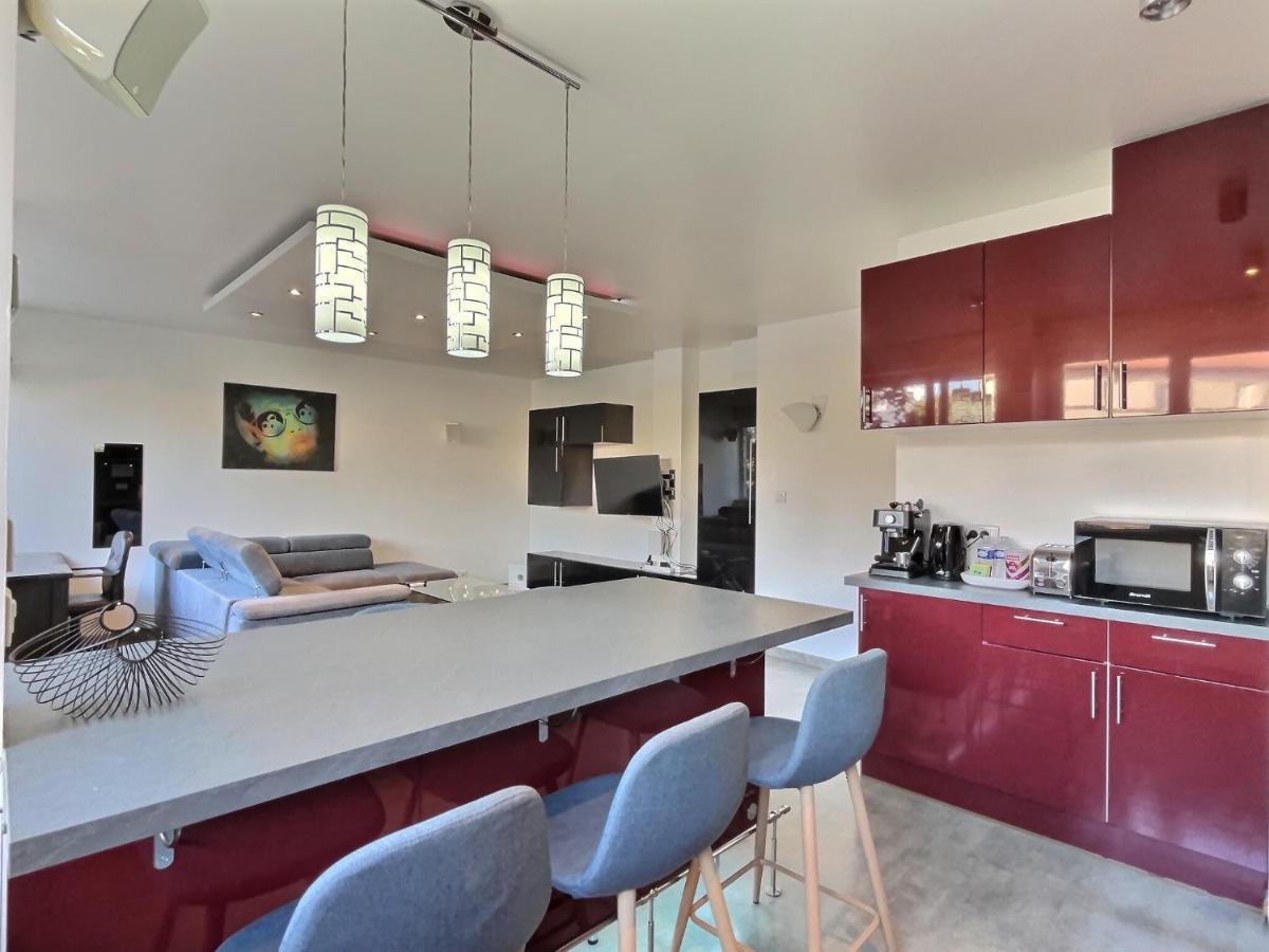 "Magic Red" De Miss.K Conciergerie Apartment Macon Luaran gambar